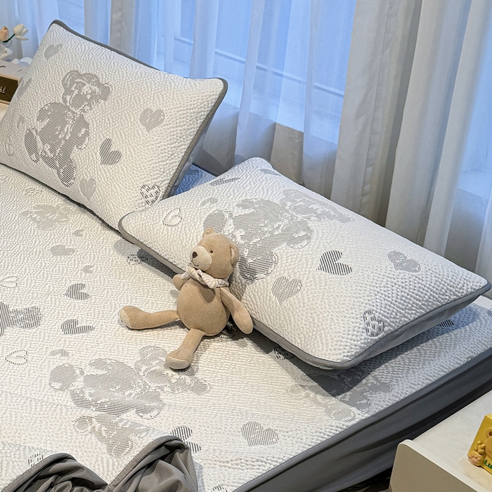 91家纺网 家纺一手货源 找家纺 LIFE.丽芙 2025春夏季新品A类针织提花冰凉豆豆凉感枕头套机包边款（风格二） 熊世界-灰