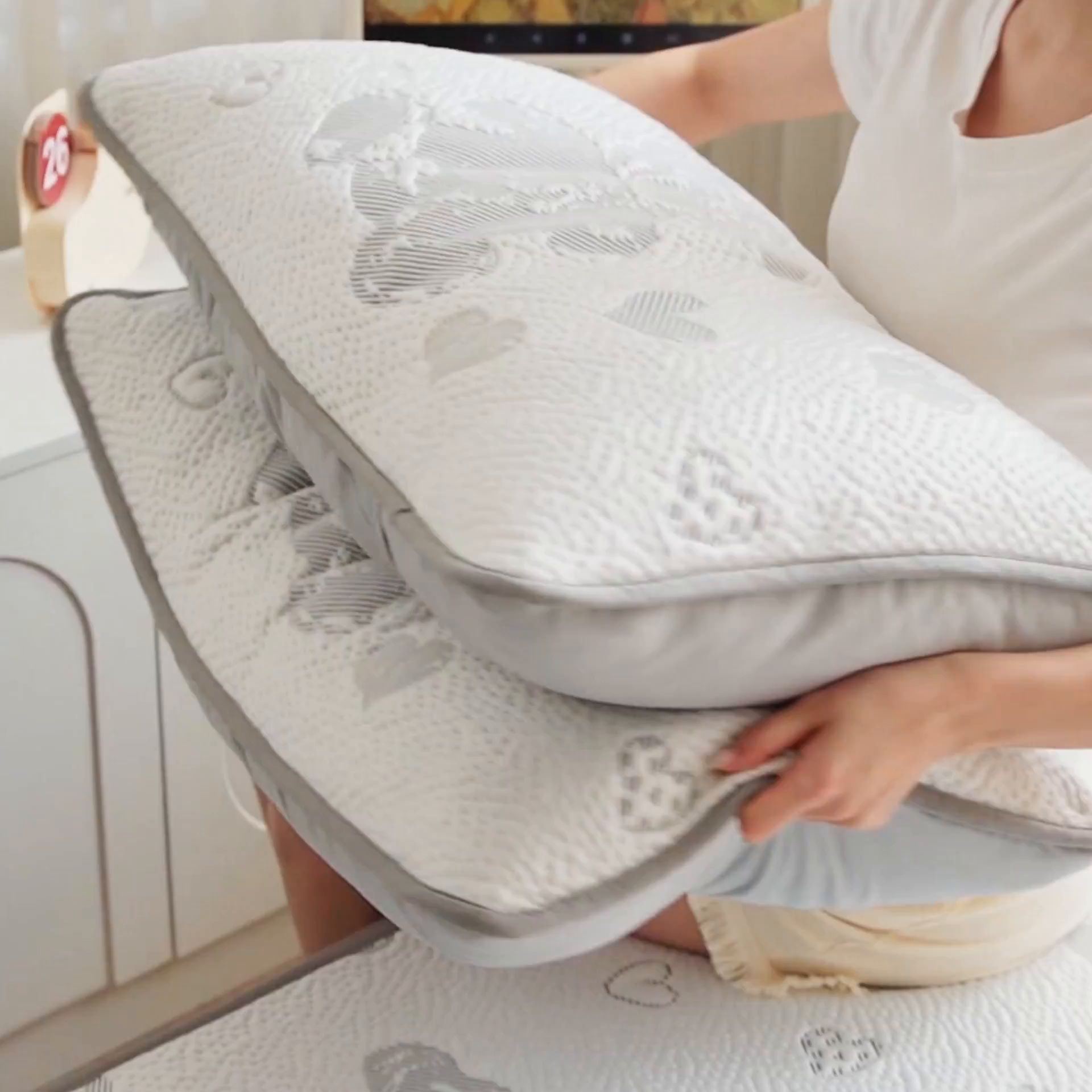 91家纺网 家纺一手货源 找家纺 LIFE.丽芙 2025春夏季新品A类针织提花冰凉豆豆凉感枕头套机包边款（风格二） 熊世界-灰