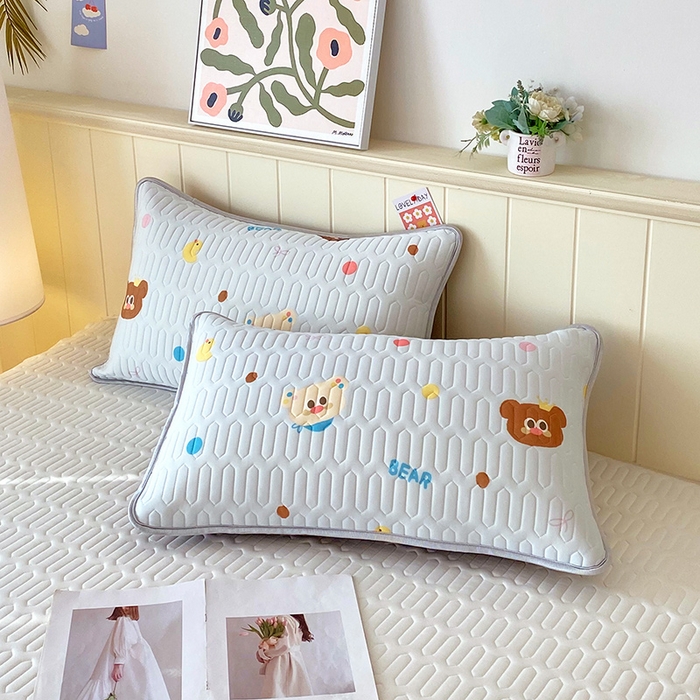 91家纺网 家纺一手货源 找家纺 雨彤家纺 2025年新款A类凉感丝乳胶单人枕套 熊熊乐园-浅蓝