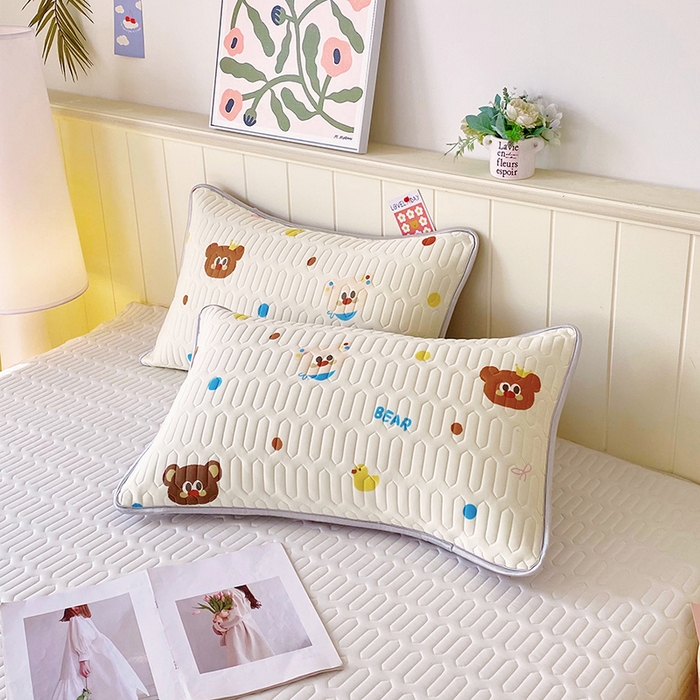 91家纺网 家纺一手货源 找家纺 雨彤家纺 2025年新款A类凉感丝乳胶单人枕套 熊熊乐园-米黄