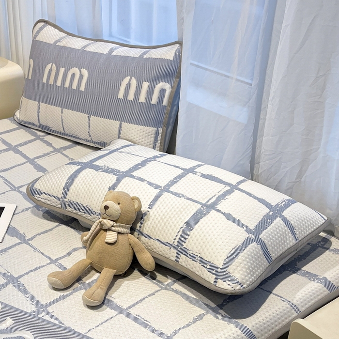 91家纺网 家纺一手货源 找家纺 LIFE.丽芙 2025春夏季新品A类针织提花冰凉豆豆凉感枕头套机包边款（风格二） 几何字母-海蓝