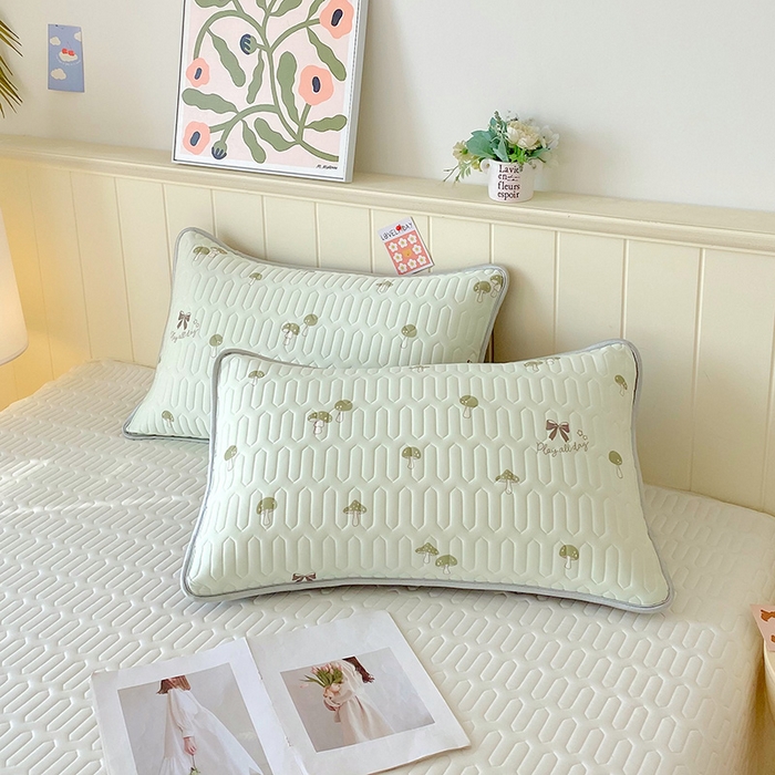 91家纺网 家纺一手货源 找家纺 雨彤家纺 2025年新款A类凉感丝乳胶单人枕套 萌趣蘑菇-果绿