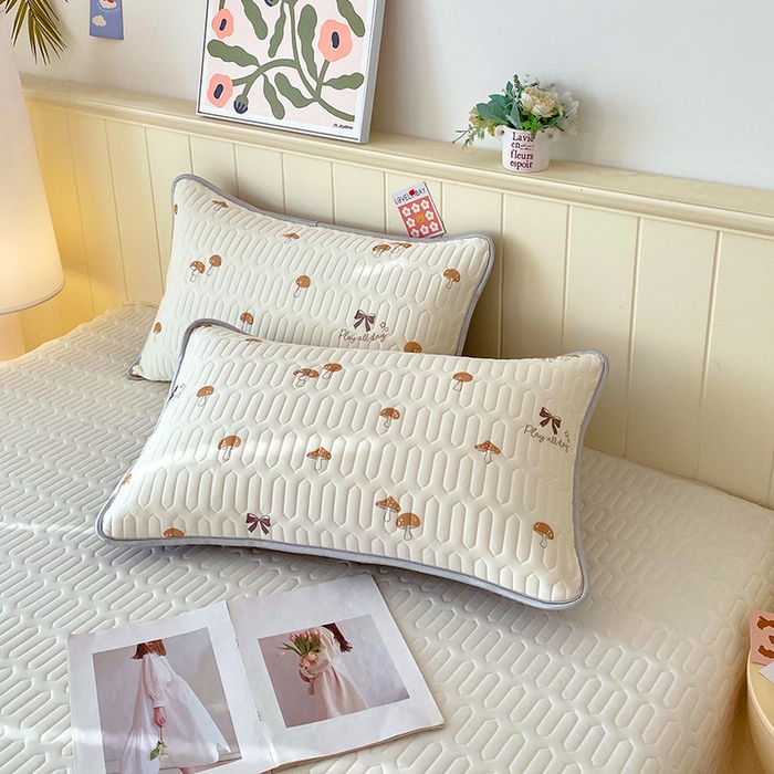 91家纺网 家纺一手货源 找家纺 雨彤家纺 2025年新款A类凉感丝乳胶单人枕套 萌趣蘑菇-棕