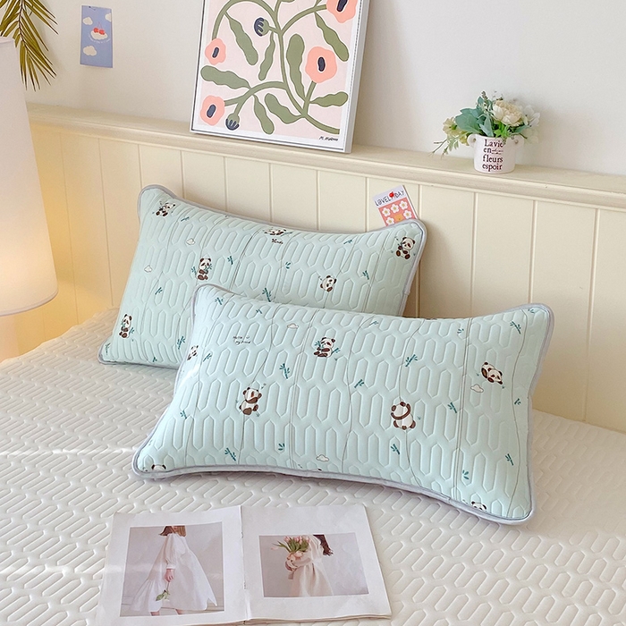 91家纺网 家纺一手货源 找家纺 雨彤家纺 2025年新款A类凉感丝乳胶单人枕套 熊猫宝宝-湖蓝