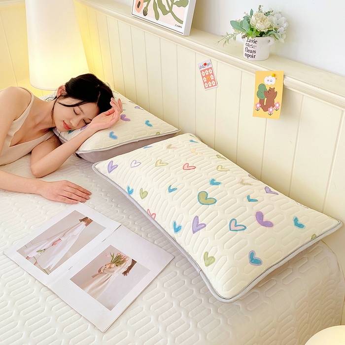 91家纺网 家纺一手货源 找家纺 雨彤家纺 2025年新款A类凉感丝乳胶单人枕套 梦幻爱心