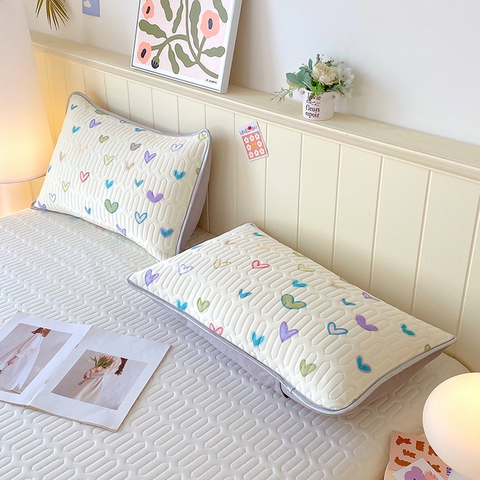 91家纺网 家纺一手货源 找家纺 雨彤家纺 2025年新款A类凉感丝乳胶单人枕套 梦幻爱心