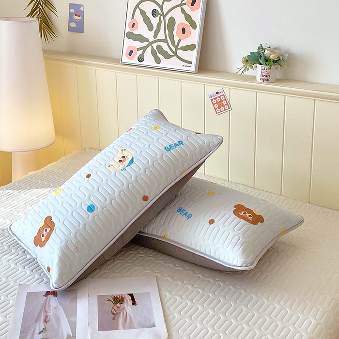 91家纺网 家纺一手货源 找家纺 雨彤家纺 2025年新款A类凉感丝乳胶单人枕套 熊熊乐园-浅蓝