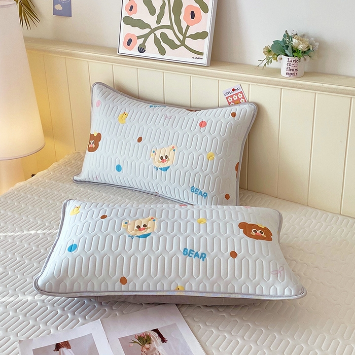 91家纺网 家纺一手货源 找家纺 雨彤家纺 2025年新款A类凉感丝乳胶单人枕套 熊熊乐园-浅蓝