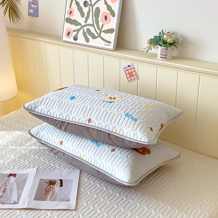 91家纺网 家纺一手货源 找家纺 雨彤家纺 2025年新款A类凉感丝乳胶单人枕套 熊熊乐园-浅蓝