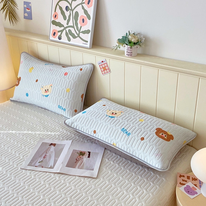 91家纺网 家纺一手货源 找家纺 雨彤家纺 2025年新款A类凉感丝乳胶单人枕套 熊熊乐园-浅蓝