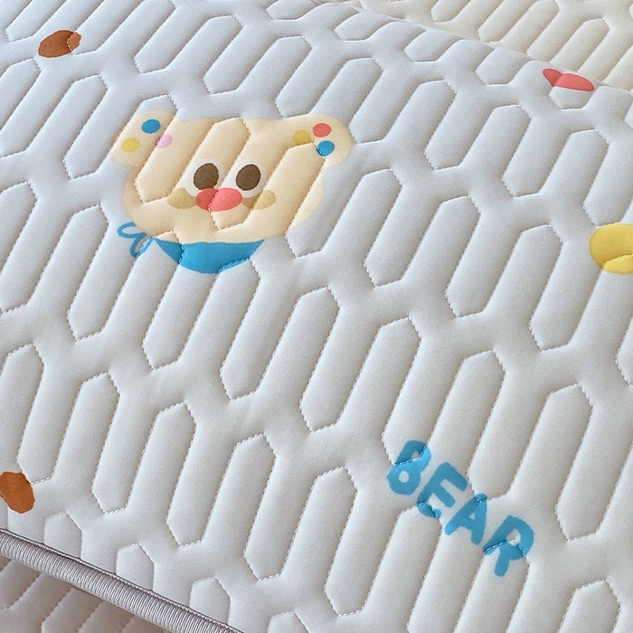 91家纺网 家纺一手货源 找家纺 雨彤家纺 2025年新款A类凉感丝乳胶单人枕套 熊熊乐园-浅蓝