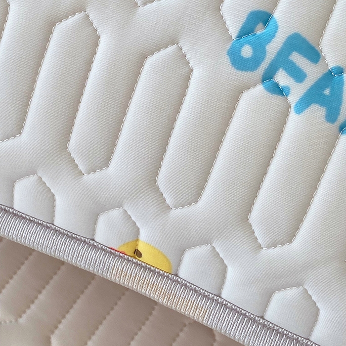 91家纺网 家纺一手货源 找家纺 雨彤家纺 2025年新款A类凉感丝乳胶单人枕套 熊熊乐园-浅蓝