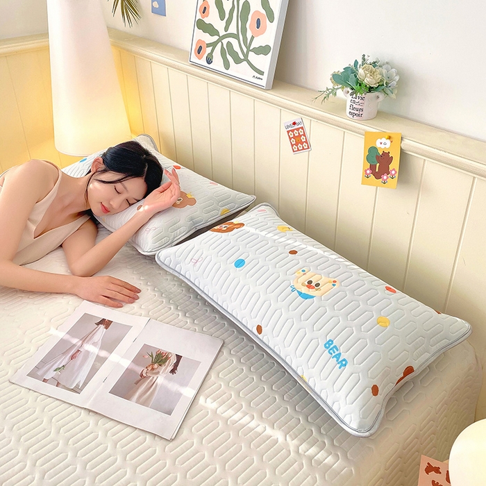 91家纺网 家纺一手货源 找家纺 雨彤家纺 2025年新款A类凉感丝乳胶单人枕套 熊熊乐园-浅蓝