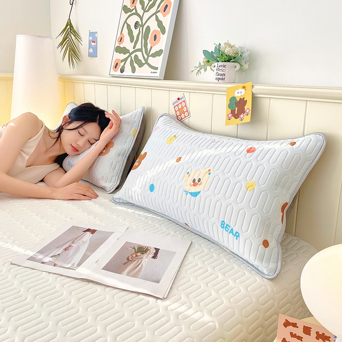 91家纺网 家纺一手货源 找家纺 雨彤家纺 2025年新款A类凉感丝乳胶单人枕套 熊熊乐园-浅蓝