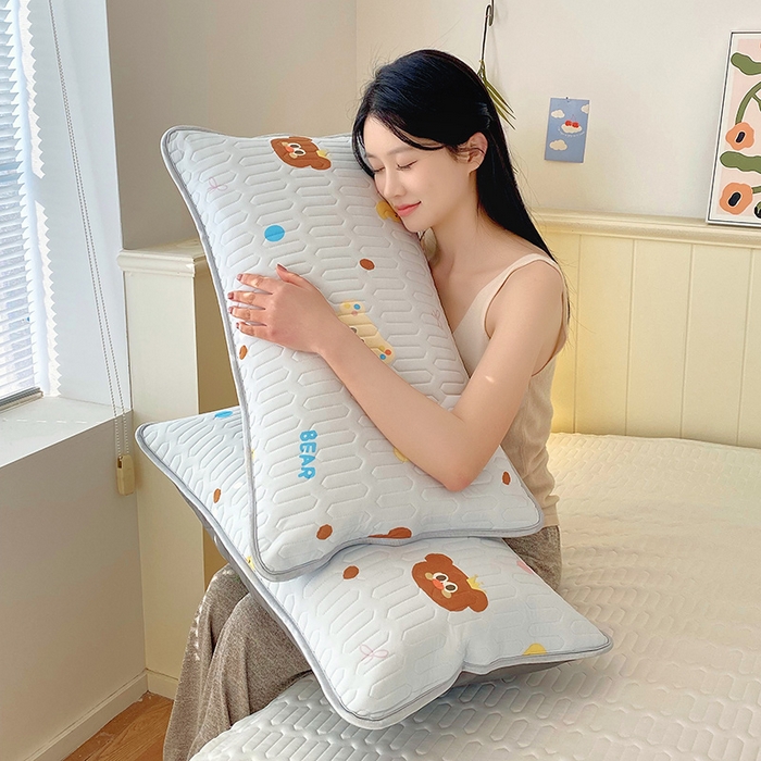 91家纺网 家纺一手货源 找家纺 雨彤家纺 2025年新款A类凉感丝乳胶单人枕套 熊熊乐园-浅蓝