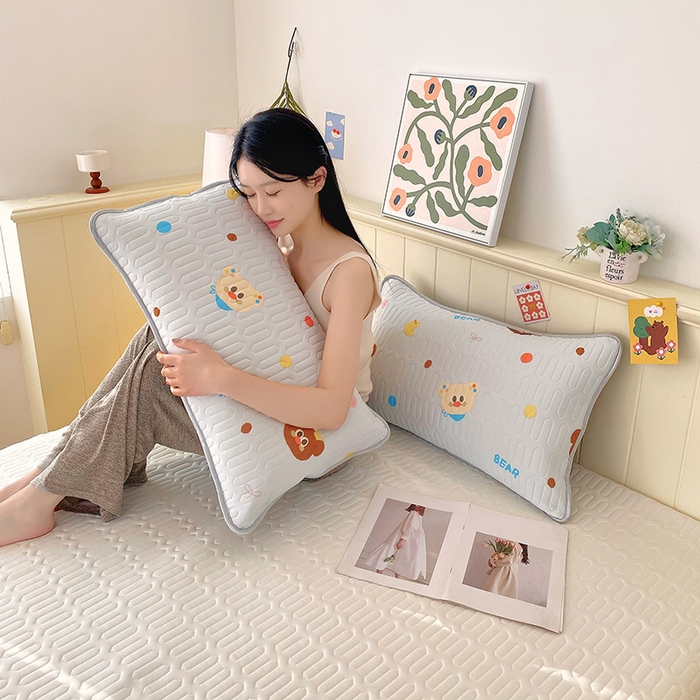 91家纺网 家纺一手货源 找家纺 雨彤家纺 2025年新款A类凉感丝乳胶单人枕套 熊熊乐园-浅蓝