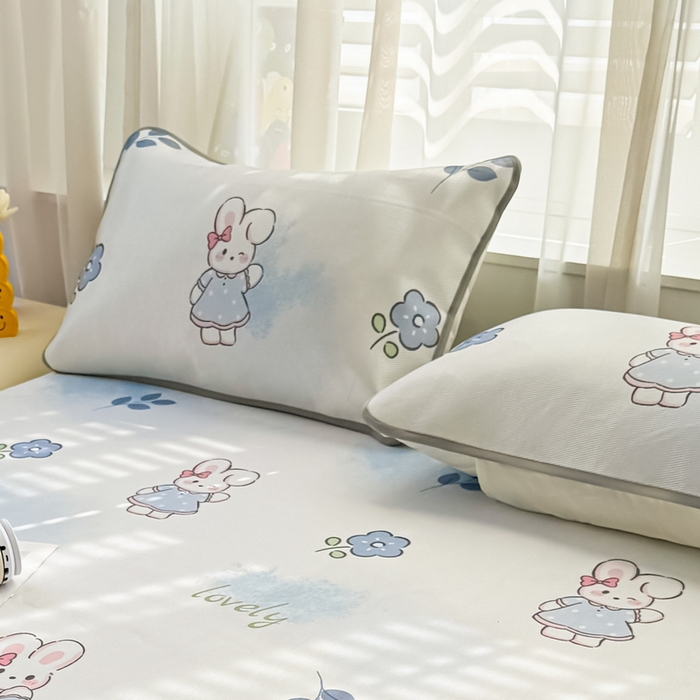 91家纺网 家纺一手货源 找家纺 LIFE.丽芙 2025春夏季新品数码印花冰藤加厚枕头套机包边款（风格一） 安妮兔