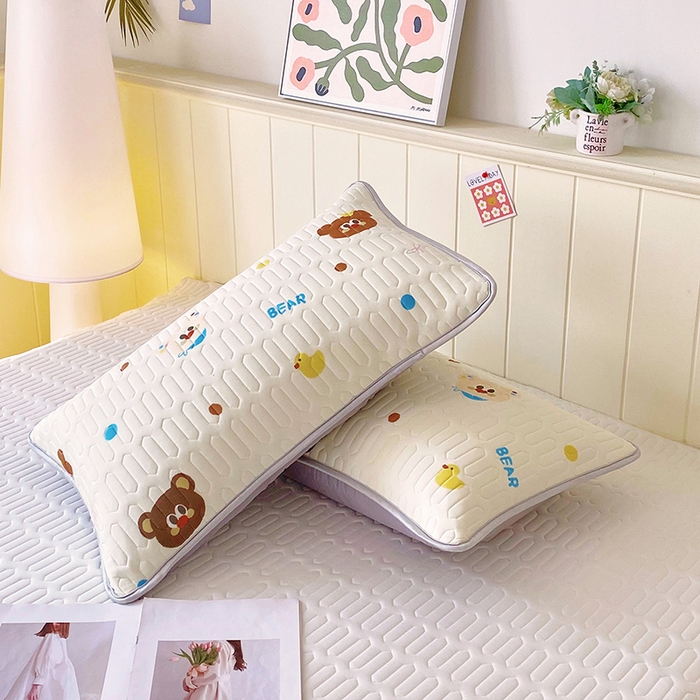 91家纺网 家纺一手货源 找家纺 雨彤家纺 2025年新款A类凉感丝乳胶单人枕套 熊熊乐园-米黄