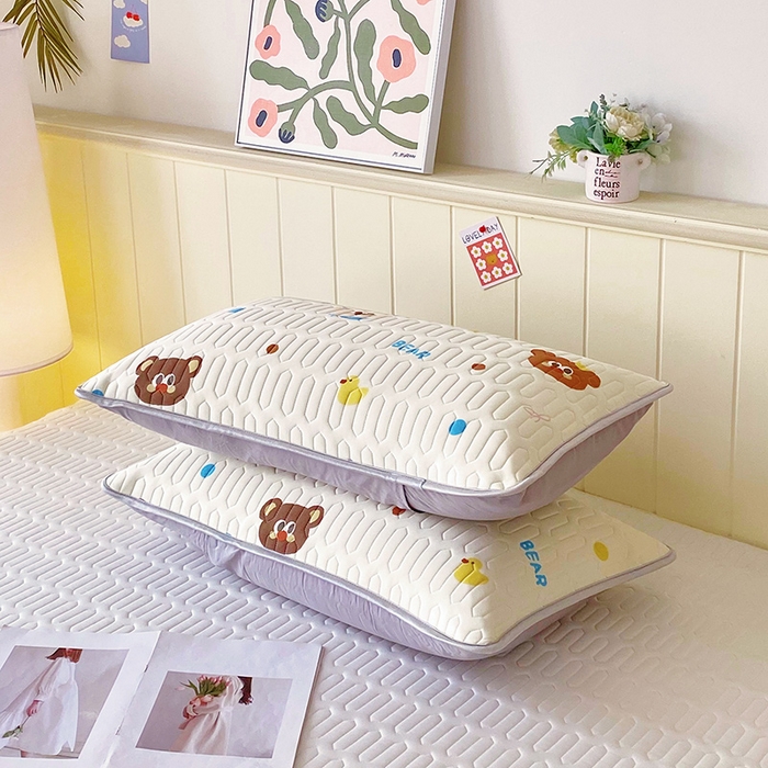 91家纺网 家纺一手货源 找家纺 雨彤家纺 2025年新款A类凉感丝乳胶单人枕套 熊熊乐园-米黄