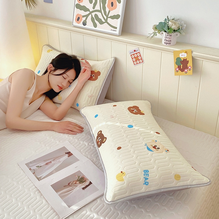 91家纺网 家纺一手货源 找家纺 雨彤家纺 2025年新款A类凉感丝乳胶单人枕套 熊熊乐园-米黄