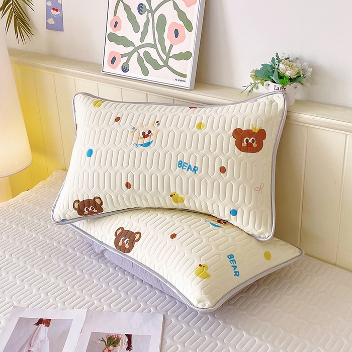 91家纺网 家纺一手货源 找家纺 雨彤家纺 2025年新款A类凉感丝乳胶单人枕套 熊熊乐园-米黄