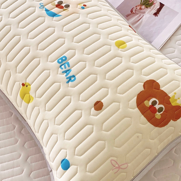 91家纺网 家纺一手货源 找家纺 雨彤家纺 2025年新款A类凉感丝乳胶单人枕套 熊熊乐园-米黄