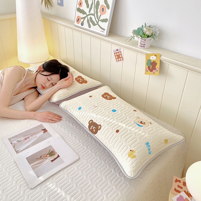 91家纺网 家纺一手货源 找家纺 雨彤家纺 2025年新款A类凉感丝乳胶单人枕套 熊熊乐园-米黄