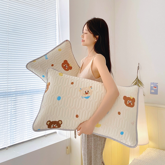 91家纺网 家纺一手货源 找家纺 雨彤家纺 2025年新款A类凉感丝乳胶单人枕套 熊熊乐园-米黄