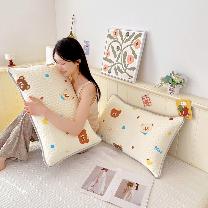 91家纺网 家纺一手货源 找家纺 雨彤家纺 2025年新款A类凉感丝乳胶单人枕套 熊熊乐园-米黄