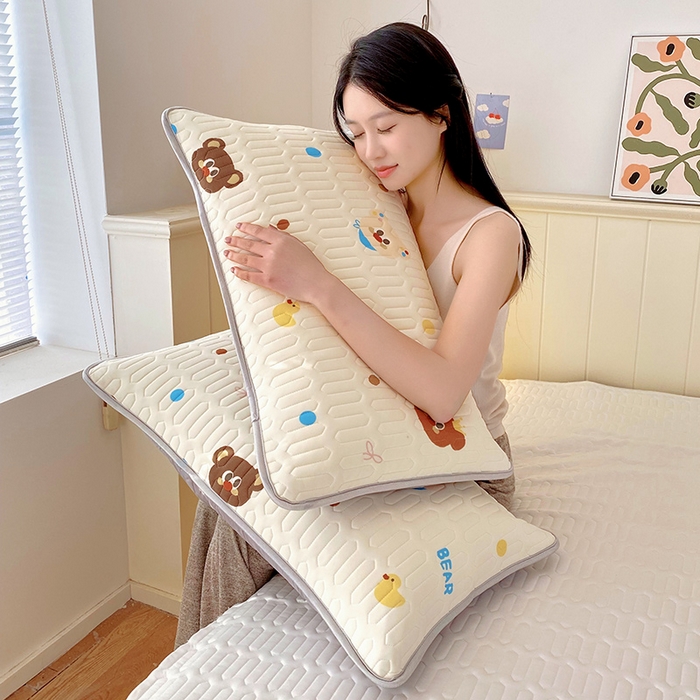 91家纺网 家纺一手货源 找家纺 雨彤家纺 2025年新款A类凉感丝乳胶单人枕套 熊熊乐园-米黄