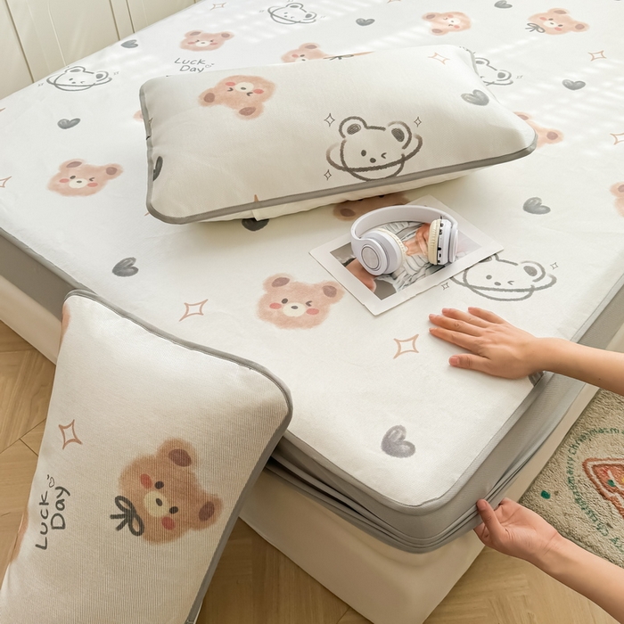 91家纺网 家纺一手货源 找家纺 LIFE.丽芙 2025春夏季新品数码印花冰藤加厚枕头套机包边款（风格一） 黄油小熊