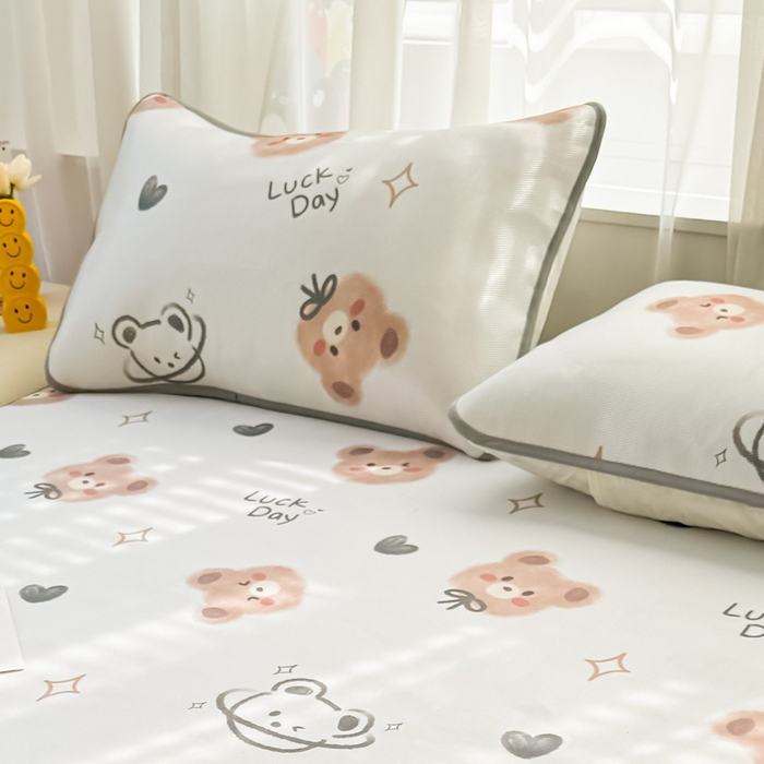 91家纺网 家纺一手货源 找家纺 LIFE.丽芙 2025春夏季新品数码印花冰藤加厚枕头套机包边款（风格一） 黄油小熊