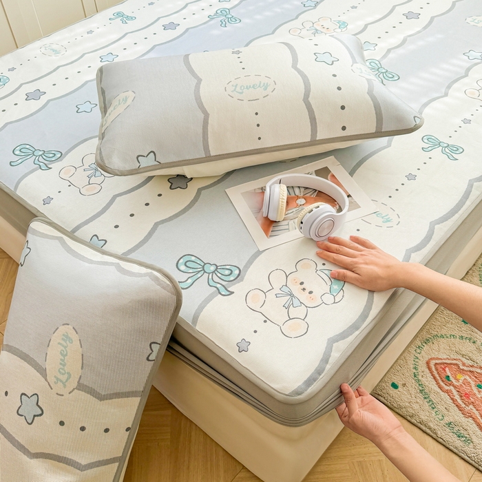 91家纺网 家纺一手货源 找家纺 LIFE.丽芙 2025春夏季新品数码印花冰藤加厚枕头套机包边款（风格一） 甜梦小熊