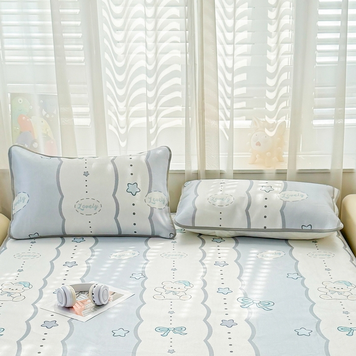 91家纺网 家纺一手货源 找家纺 LIFE.丽芙 2025春夏季新品数码印花冰藤加厚枕头套机包边款（风格一） 甜梦小熊