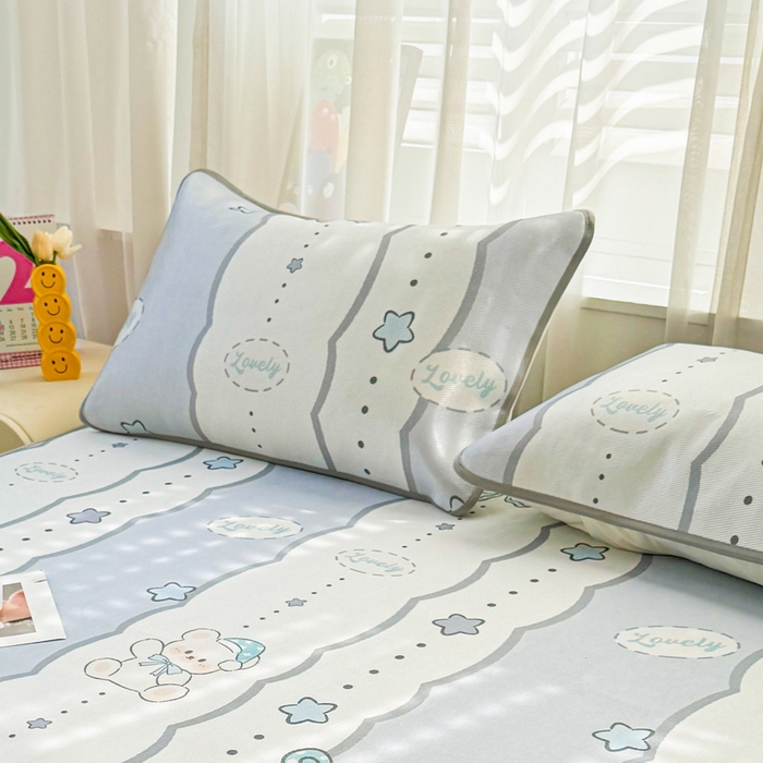 91家纺网 家纺一手货源 找家纺 LIFE.丽芙 2025春夏季新品数码印花冰藤加厚枕头套机包边款（风格一） 甜梦小熊