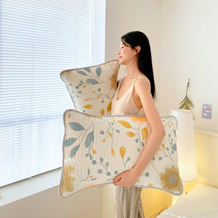 91家纺网 家纺一手货源 找家纺 雨彤家纺 2025年新款A类凉感丝乳胶单人枕套 幻彩花镜