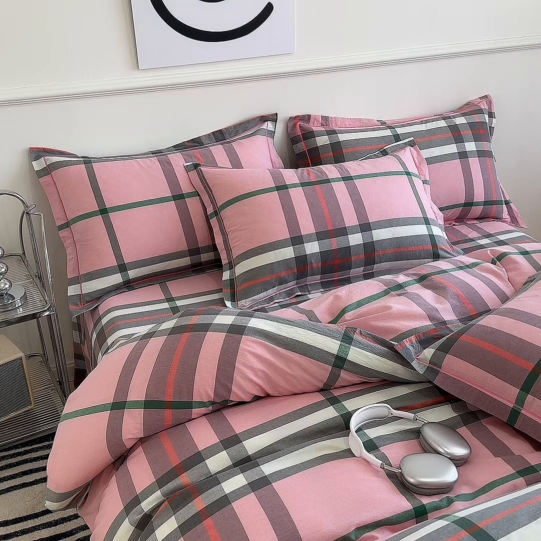 91家纺网 家纺一手货源 找家纺 三沁家居 2025新款格子色织全棉水洗棉四件套直播爆款量大价优 粉色恋人 