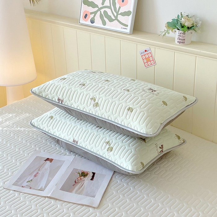 91家纺网 家纺一手货源 找家纺 雨彤家纺 2025年新款A类凉感丝乳胶单人枕套 萌趣蘑菇-果绿