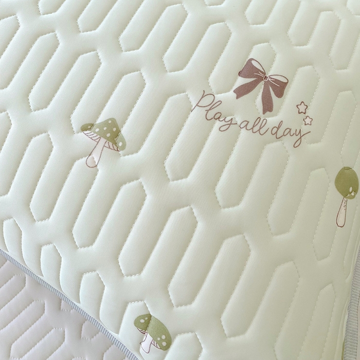 91家纺网 家纺一手货源 找家纺 雨彤家纺 2025年新款A类凉感丝乳胶单人枕套 萌趣蘑菇-果绿