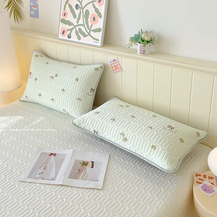 91家纺网 家纺一手货源 找家纺 雨彤家纺 2025年新款A类凉感丝乳胶单人枕套 萌趣蘑菇-果绿