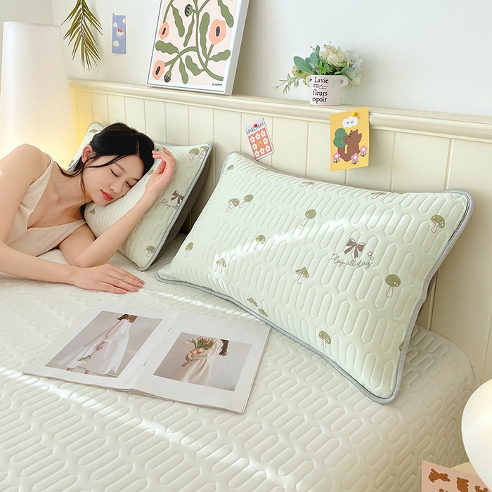 91家纺网 家纺一手货源 找家纺 雨彤家纺 2025年新款A类凉感丝乳胶单人枕套 萌趣蘑菇-果绿