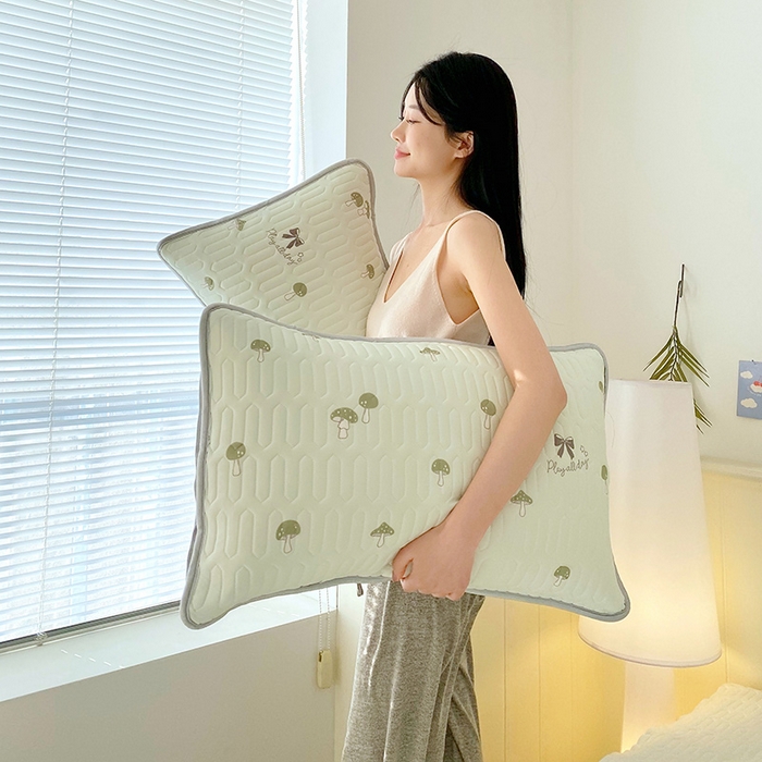 91家纺网 家纺一手货源 找家纺 雨彤家纺 2025年新款A类凉感丝乳胶单人枕套 萌趣蘑菇-果绿