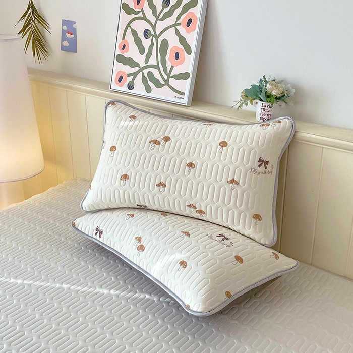 91家纺网 家纺一手货源 找家纺 雨彤家纺 2025年新款A类凉感丝乳胶单人枕套 萌趣蘑菇-棕