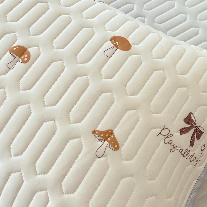 91家纺网 家纺一手货源 找家纺 雨彤家纺 2025年新款A类凉感丝乳胶单人枕套 萌趣蘑菇-棕