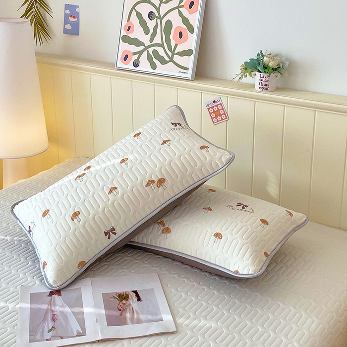 91家纺网 家纺一手货源 找家纺 雨彤家纺 2025年新款A类凉感丝乳胶单人枕套 萌趣蘑菇-棕