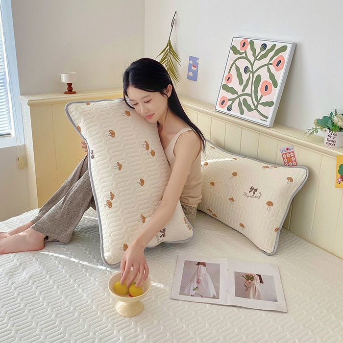 91家纺网 家纺一手货源 找家纺 雨彤家纺 2025年新款A类凉感丝乳胶单人枕套 萌趣蘑菇-棕