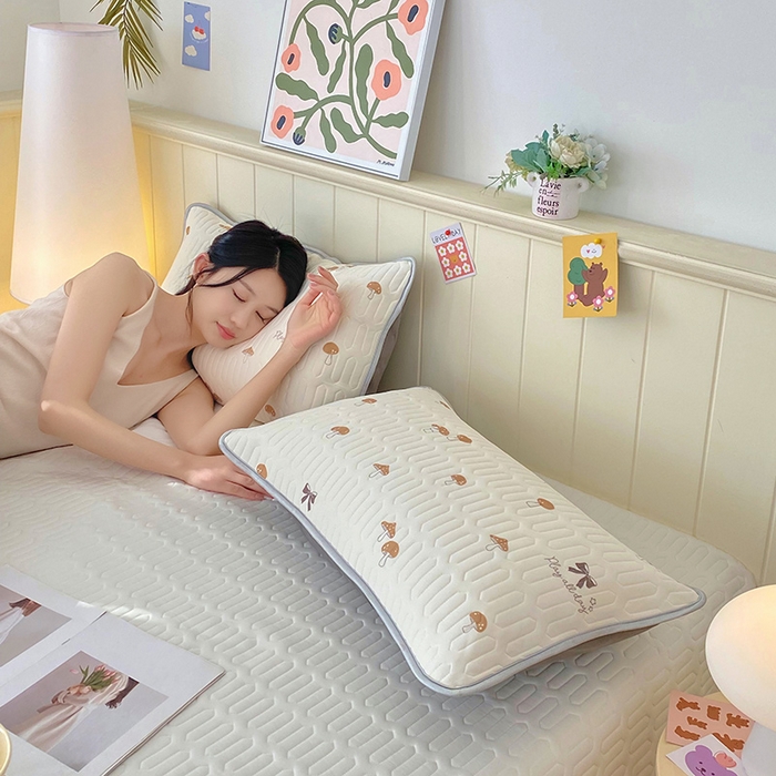 91家纺网 家纺一手货源 找家纺 雨彤家纺 2025年新款A类凉感丝乳胶单人枕套 萌趣蘑菇-棕