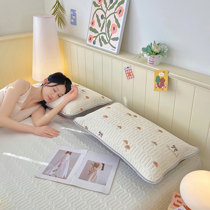 91家纺网 家纺一手货源 找家纺 雨彤家纺 2025年新款A类凉感丝乳胶单人枕套 萌趣蘑菇-棕