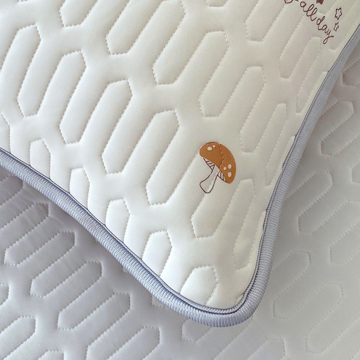 91家纺网 家纺一手货源 找家纺 雨彤家纺 2025年新款A类凉感丝乳胶单人枕套 萌趣蘑菇-棕