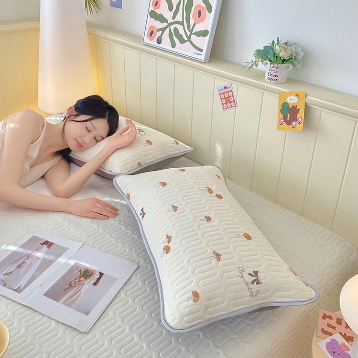 91家纺网 家纺一手货源 找家纺 雨彤家纺 2025年新款A类凉感丝乳胶单人枕套 萌趣蘑菇-棕